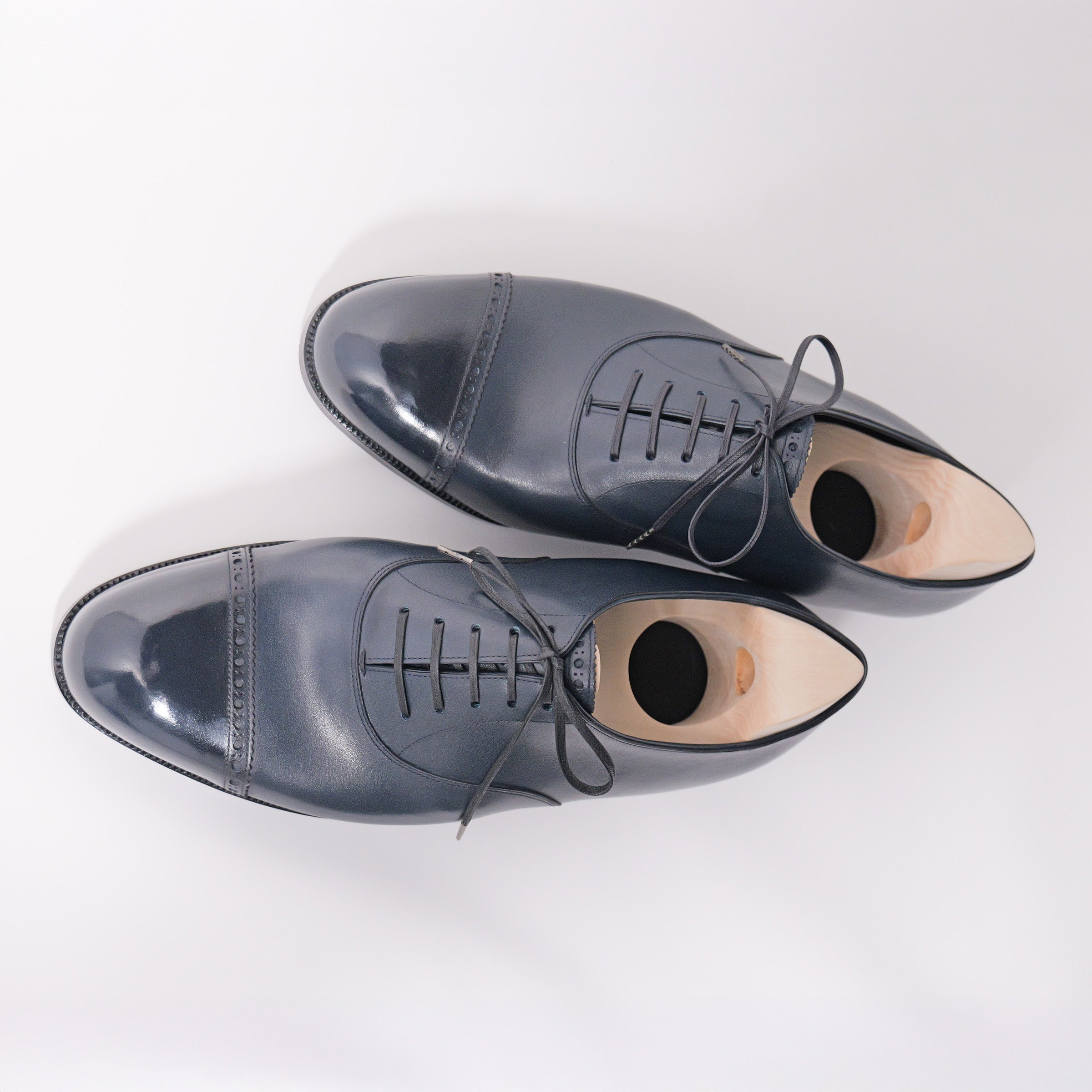 Bespoke Punched Cap-Toe Oxford in Navy calf Leather “TANNERIES DU PUY CHATEAUBRIAND”