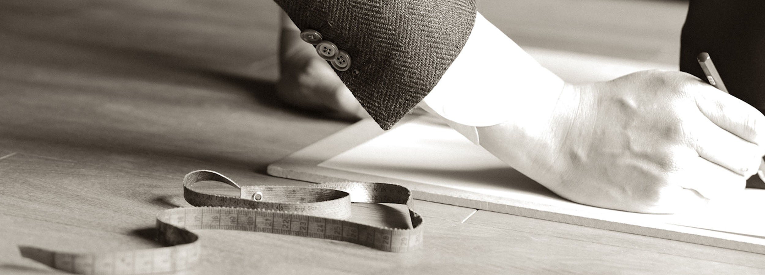 A craftsman marking a bespoke shoe last with a pencil, representing the FAQ page of Yuki Shirahama Bottier