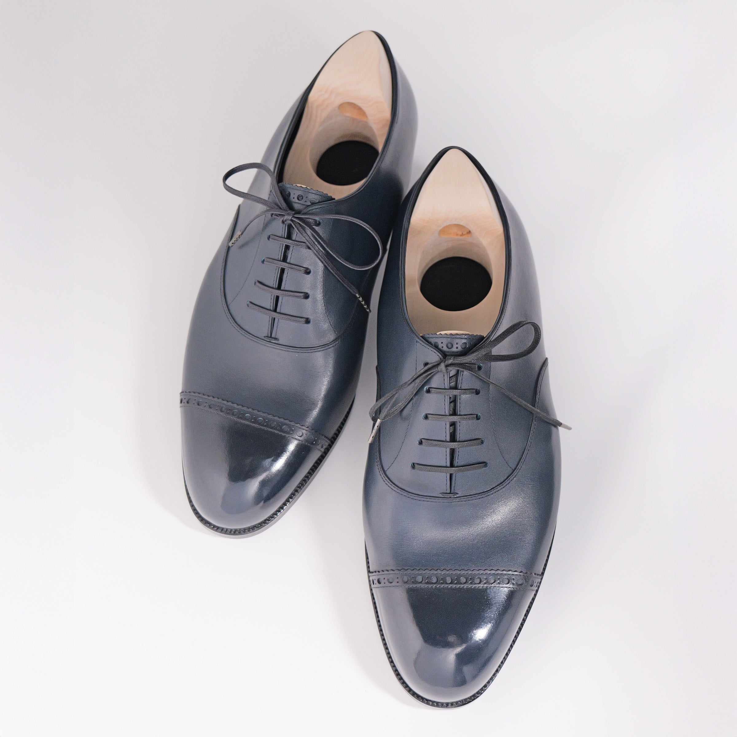 Bespoke Punched Cap-Toe Oxford in Navy calf Leather “TANNERIES DU PUY CHATEAUBRIAND”