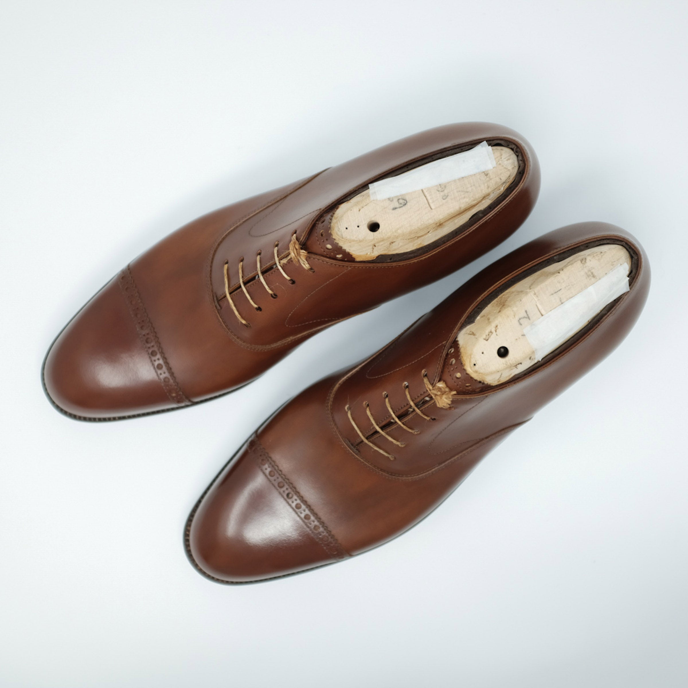 Bespoke Punched Cap-Toe Oxford in Light Brown Calf Leather with Patina Finish  “TANNERIE D’ANNONAY VEGANO”